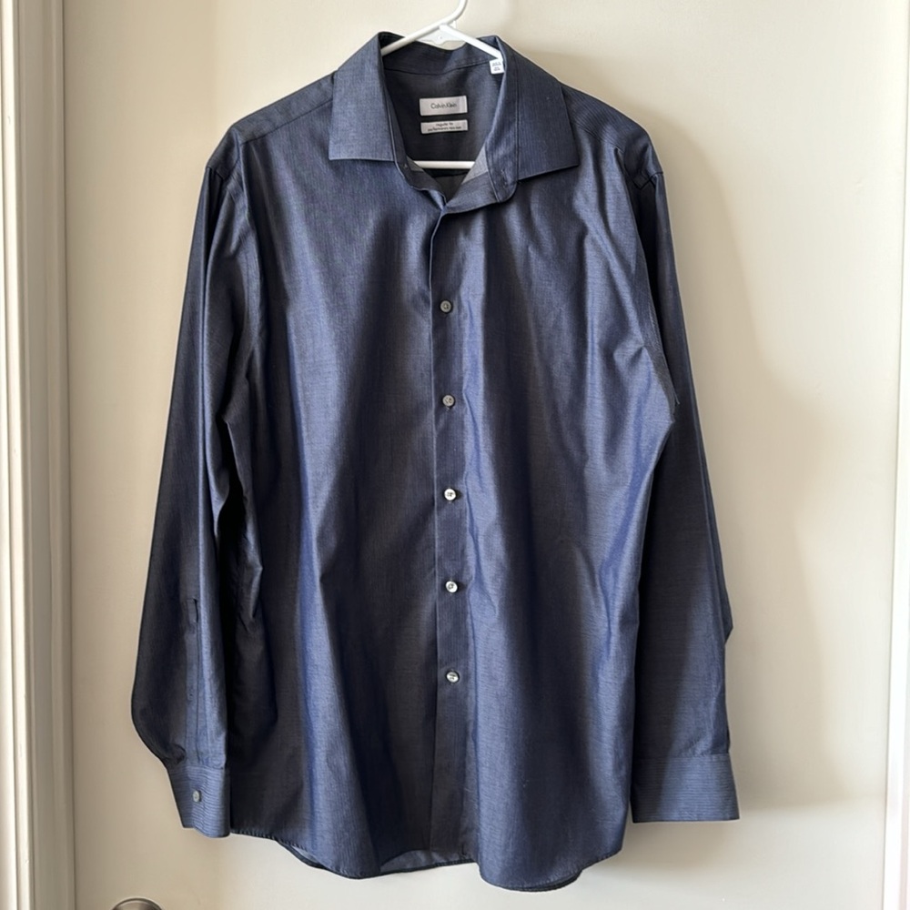EUC Men's Calvin Klein Regular Fit Performance Dress Shirt